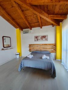 ein Schlafzimmer mit einem Bett und einer Holzdecke in der Unterkunft Assisi il Panorama in Petrignano