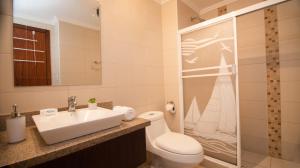 y baño con lavabo, aseo y ducha. en Suite 206, Riverfront, vista al río, Puerto Santa Ana, Guayaquil, en Guayaquil
