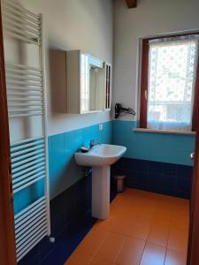 a bathroom with a sink and a mirror at Assisi il Panorama in Petrignano