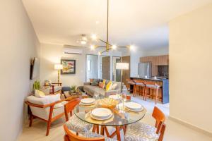 Posezení v ubytování Santamar by Tao Beach Condos with Pool & Walk to Ocean