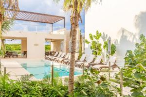 Bazén v ubytování Santamar by Tao Beach Condos with Pool & Walk to Ocean nebo v jeho okolí