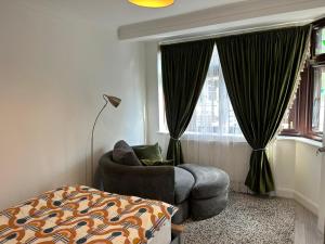 Un pat sau paturi într-o cameră la Room in Trumpington London