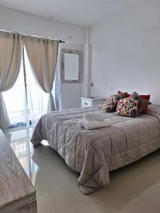 1 dormitorio con cama grande y ventana grande en Departamento Pueyrredón Salta Argentina en Salta