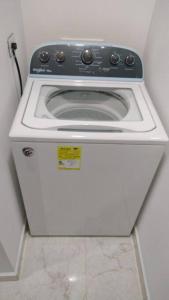 uma máquina de lavar e secar roupa branca na casa de banho em Lindo Apartamento en Sabaneta em Sabaneta