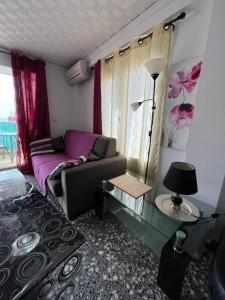 sala de estar con sofá y mesa en Appartemento Playa La Fossa, en Calpe
