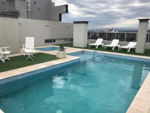 una piscina en la azotea de un edificio en Departamento Opera Torre 2 en Villa Carlos Paz