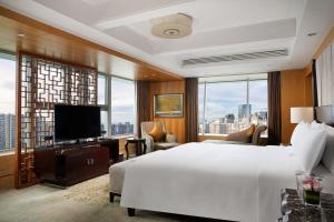 sypialnia z dużym białym łóżkiem i telewizorem w obiekcie InterContinental Century City Chengdu, an IHG Hotel w mieście Chengdu