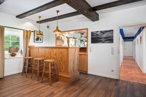 Dapur atau dapur kecil di GUT KLETKAMP "Altes Backhaus" - Freistehendes Landhaus mit 7 Schlafzimmern I Kamin I Garten & Terrasse I 15 Min zur Ostsee I Parkplätze I Hundefreundlich I Bar I WLAN