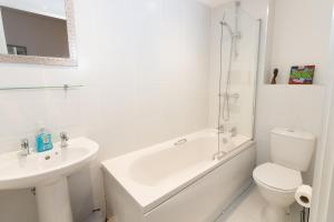 y baño blanco con lavabo, aseo y ducha. en Cosy Studio Apt in Preston near City Centre en Preston