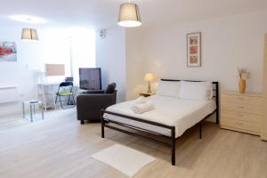 Ένα ή περισσότερα κρεβάτια σε δωμάτιο στο Cosy Studio Apt in Preston near City Centre +10 φωτογραφίες