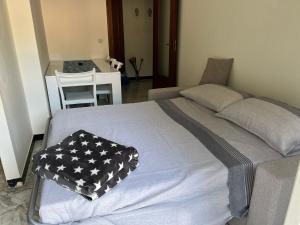 een bed met een kussen erop in een slaapkamer bij Petit Bijou a Finale Ligure in Finale Ligure