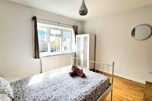 Un dormitorio con una cama con un osito de peluche. en 5 SLEEPER CLOSE TO OLD STREET/ SHOREDITCH, en Londres