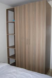 un armario de madera en un dormitorio junto a una cama en Annydo Superior Homes en Nairobi