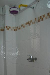 y baño con ducha con grifo y lavamanos. en Annydo Superior Homes en Nairobi