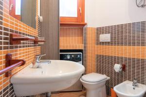 カステルサルドにあるLa Casa Bianca a due minuti a piedi dal mareの洗面台とトイレ付きのバスルーム +32枚の写真