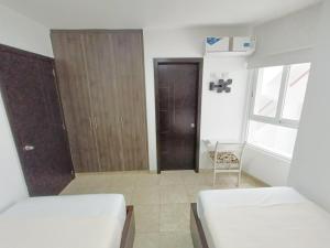 ein kleines Zimmer mit 2 Betten und einem Fenster in der Unterkunft Panoramic 2 View to the ocean Manta in Manta