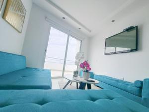 salon z niebieską kanapą i stołem w obiekcie Panoramic 2 View to the ocean Manta w mieście Manta
