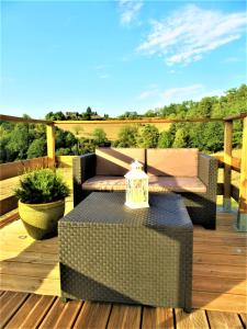 Léguillac-de-Lauche的住宿－Chez "hygge en périgord" - villa ''Maeltri'' et gîte ''Intimité'' avec piscine et SPA，露台设有桌椅