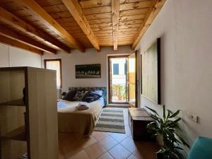 1 dormitorio con 1 cama en una habitación con ventana en Bright, Cozy apartment in the heart of Verona, en Verona