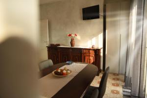 a dining room table with a bowl of fruit on it at BELVEDERE Appartamento per vacanze in Castel di Iudica