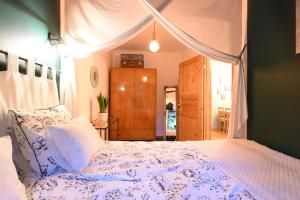 ブダペストにあるNookbedの天蓋付きの大きなベッドのある寝室