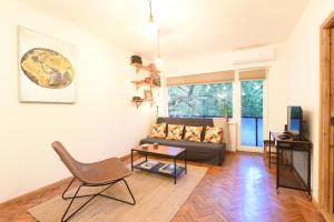 sala de estar con sofá y mesa en Nookbed en Budapest