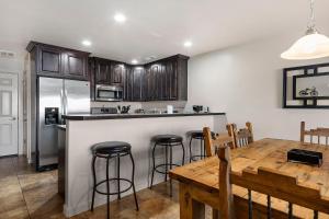 een keuken met een tafel en een keuken met een koelkast bij Rim Village Vista Unit 6 A8 in Moab
