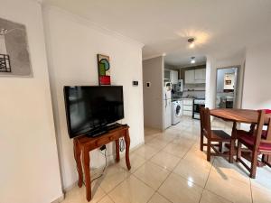 - un salon avec une télévision et une table à manger dans l'établissement Apartamento Allegro, à Córdoba 16 autres photos
