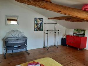 sala de estar con suelo de madera y techo de madera en chambre deux personnes, lit pour Bébé, en Verlhac-Tescou