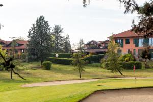 a golf course withfficientfficientfficientfficientfficientfficientfficientfficientfficientfficientfficientfficient at Casetta Fausta immersa nel Golf Margara. in Fubine