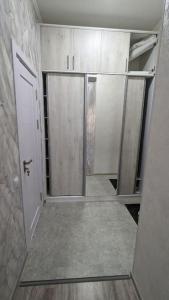 una stanza vuota con un corridoio con una porta e una stanza con di Квартира в новом жилом комплексе Invest House a Tashkent