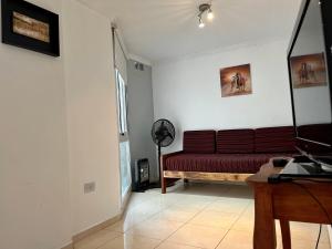 un salon avec un canapé et une table dans l'établissement Apartamento Allegro, à Córdoba