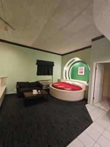 uma sala de estar com um sofá e uma cama circular em Loop Inn Motel em Avenel