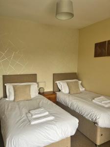 Una cama o camas en una habitación de The Lion Hotel