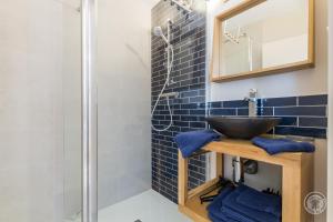 Lingreville的住宿－Havre de Paix，一间带水槽和淋浴的浴室