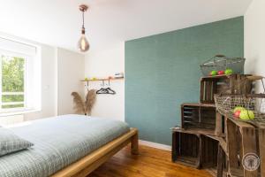 Lingreville的住宿－Havre de Paix，一间卧室设有一张床和绿色的墙