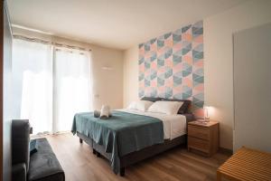 um quarto com uma cama e uma parede em azulejo em Monolocale Moderno Valpolicella Verona - Agni em San Pietro in Cariano