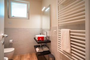 uma casa de banho com um WC branco e um lavatório. em Monolocale Moderno Valpolicella Verona - Agni em San Pietro in Cariano