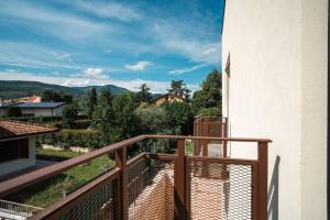 einen Balkon mit Bergblick in der Unterkunft Monolocale Moderno Valpolicella Verona - Agni in San Pietro in Cariano