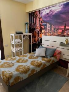 1 dormitorio con cama y piano en The Loft E&E Orient Express, en Empoli