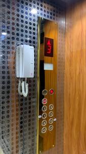 a bathroom with a phone on a wall at رتان للشقق المخدومة in Khamis Mushayt