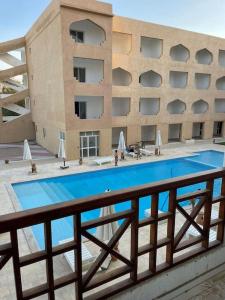 uma piscina em frente a um edifício em Sharm Elegence em Sharm el Sheikh