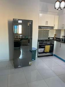 uma cozinha com um frigorífico no meio de um quarto em Sharm Elegence em Sharm el Sheikh