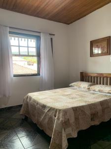 - une chambre avec un lit et une fenêtre dans l'établissement Casa Vista para Serra, à Tiradentes