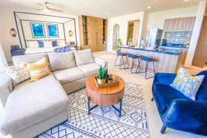 Posezení v ubytování Santamar by Tao Beach Condos with Pool & Walk to Ocean