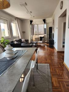 een woonkamer met een tafel en een bank bij Tesa in Novi Beograd