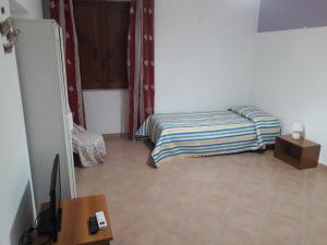 ein Schlafzimmer mit einem Bett in der Ecke eines Zimmers in der Unterkunft Casa Annamaria in Milazzo