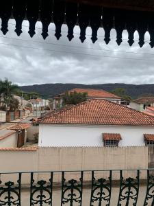 - un balcon offrant une vue sur un bâtiment blanc dans l'établissement Casa Vista para Serra, à Tiradentes