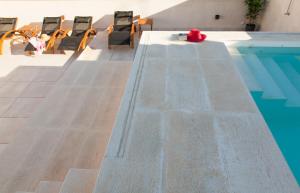 The swimming pool at or close to ISG Apartments Cedaceros 12
