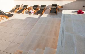 A seating area at ISG Apartments Cedaceros 12